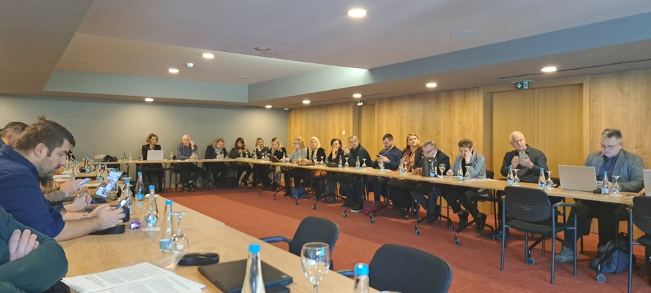 6942ad350c9b9_20251216_092025